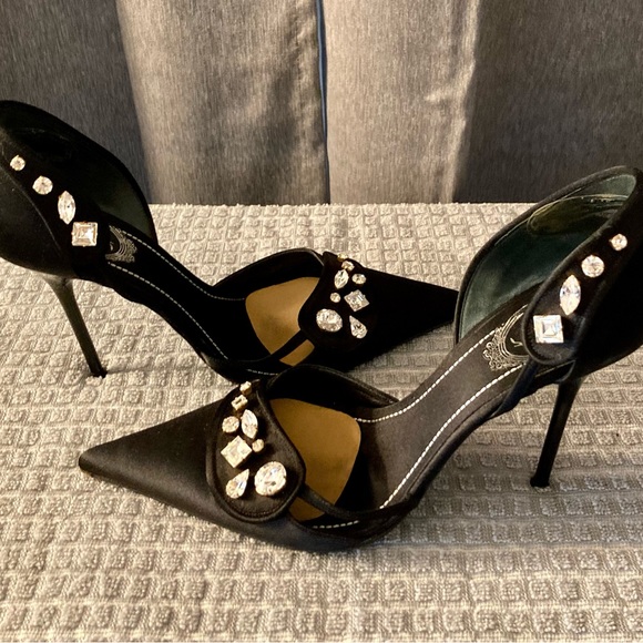 RENE CAOVILLA Crystal & Black Silk Pumps Size 38EU..
7.5 U.S. Fantastic Sexy - Picture 2 of 8